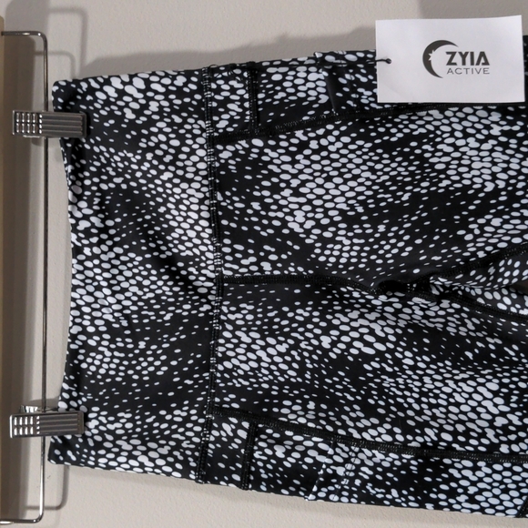 ZYIA NWT Womens Black Viper Pocket Light n Tight Hi-Rise 7/8 Leggings 24" Size 0 - Picture 8 of 11